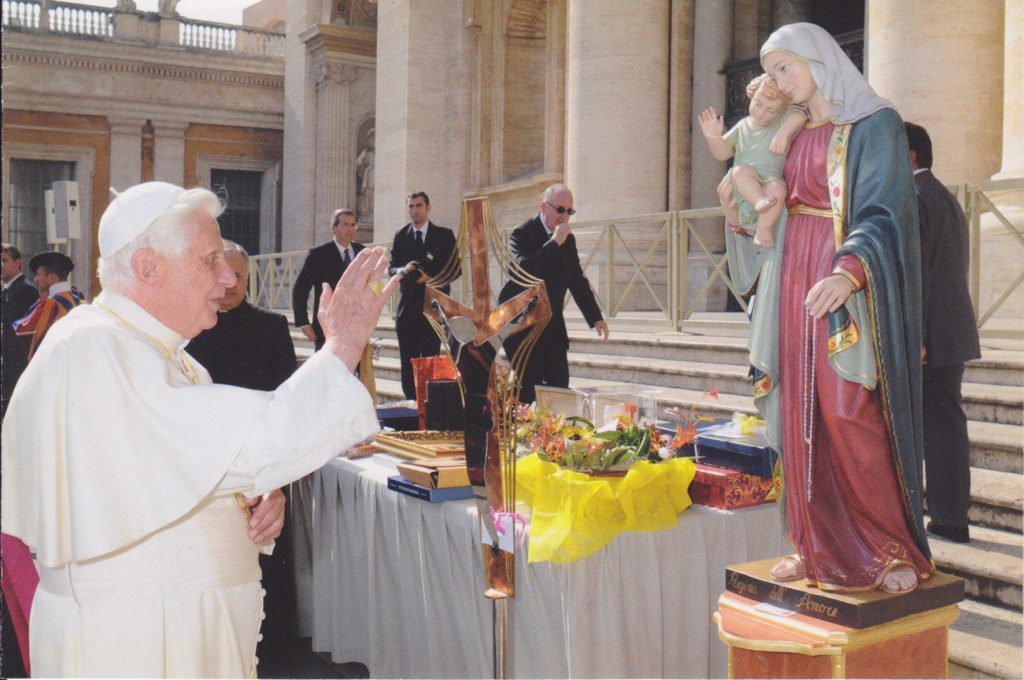 Benedizione di Benedetto XVI della statua realizzata da Nuova Artec srl
